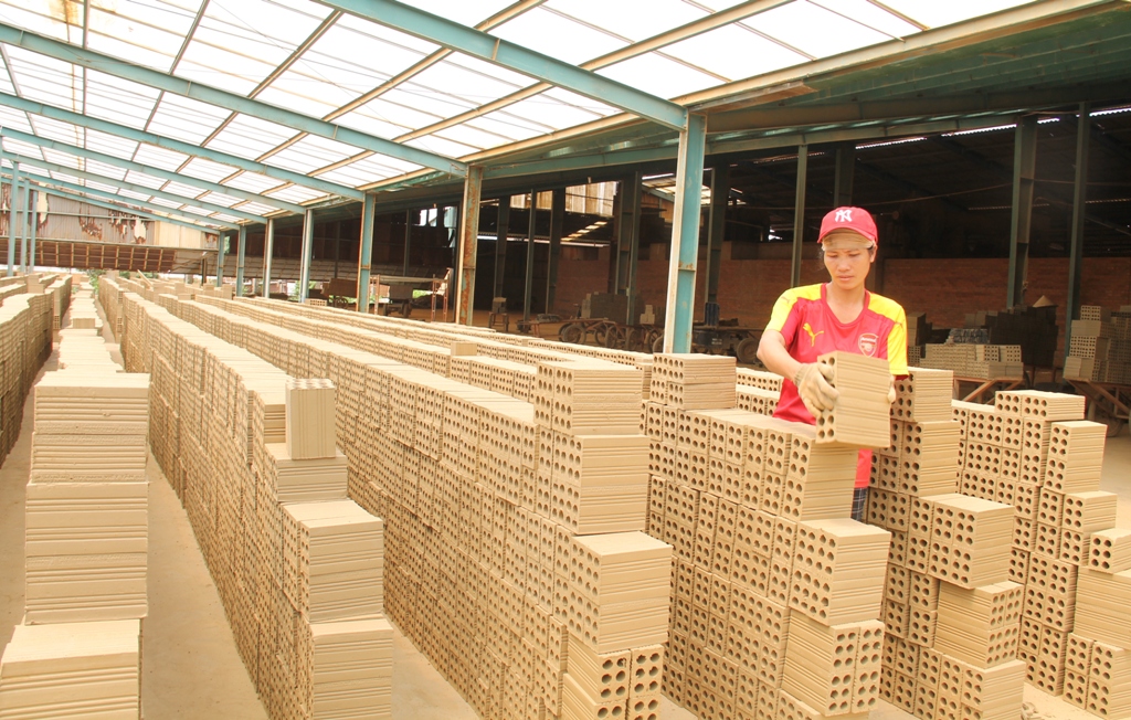 Sản xuất gạch ngói là một trong những ngành rất phát triển trên địa bàn huyện Krông Ana.