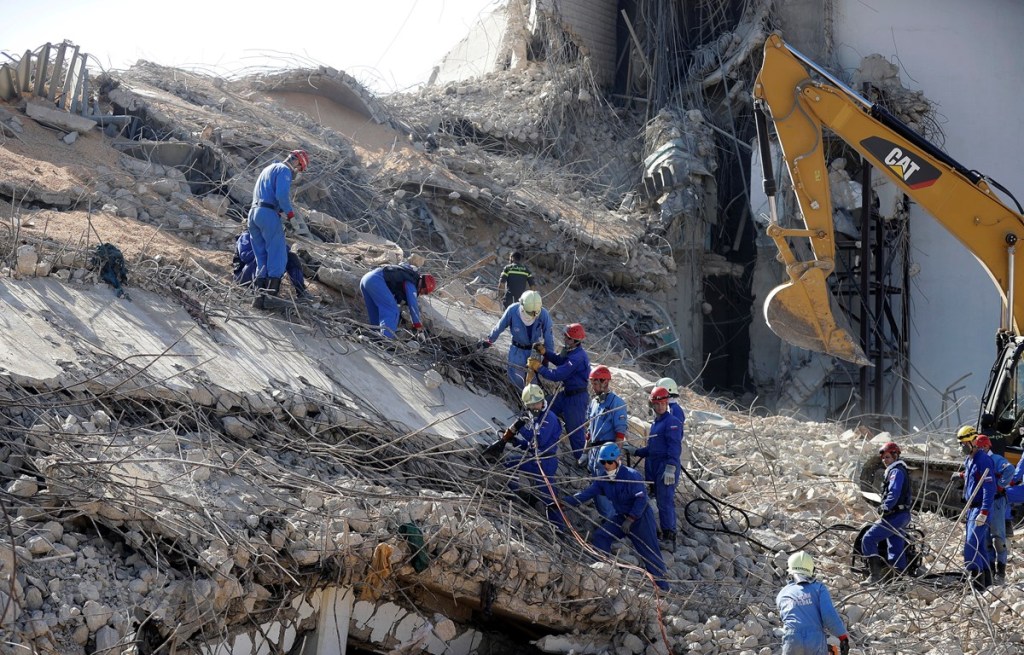 Nhân viên cứu hộ tìm kiếm nạn nhân dưới đống đổ nát sau vụ nổ ở cảng Beirut, Liban, ngày 7-8-2020.             Ảnh: AFP/TTXVN