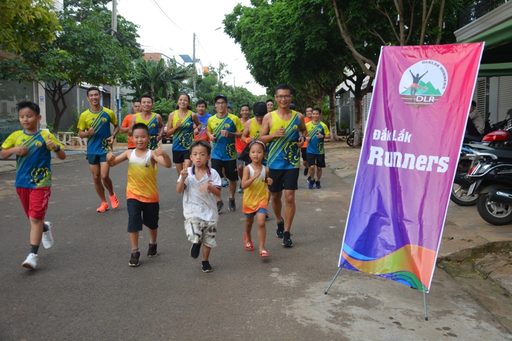  Các hội viên Câu lạc bộ Dak Lak Runners sinh hoạt, chạy định kỳ. 
