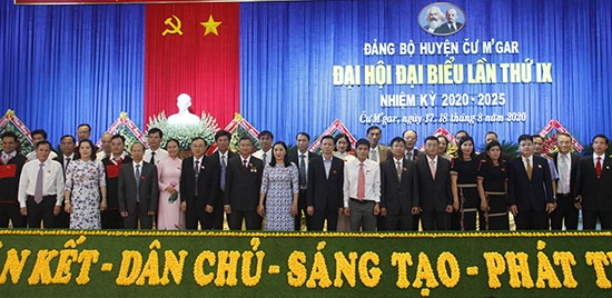 Ra mắt Ban Chấp hành Đảng bô huyện Cư M'gar khóa IX, nhiệm kỳ 2020-2025