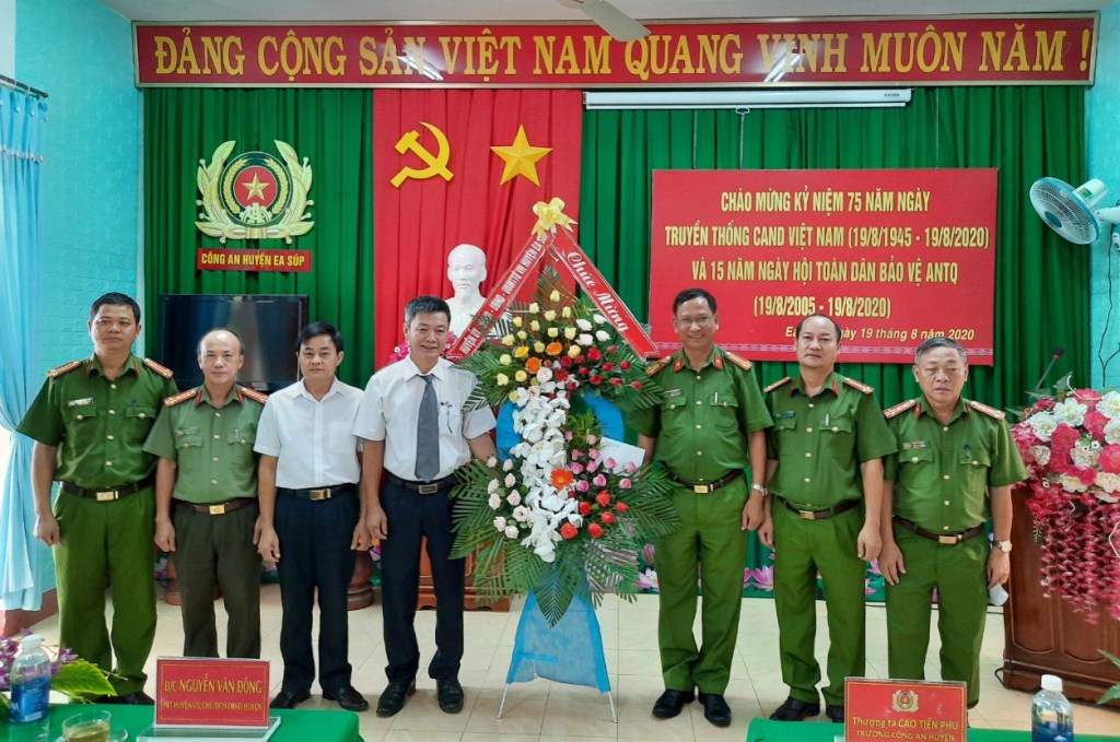 Đoàn công tác của Huyện ủy - HĐND - UBND - Ủy ban MTTQ Việt Nam huyện đến thăm, chúc mừng Công an huyện Ea Súp