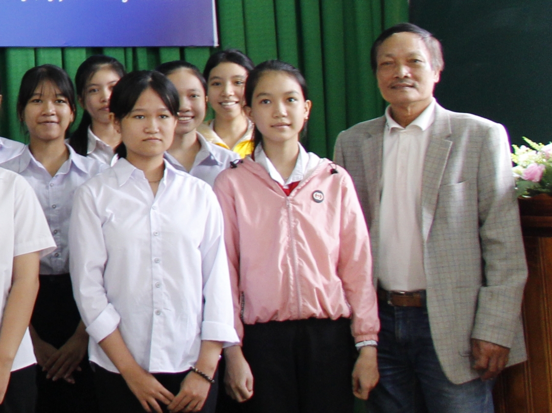 Nhà văn Nguyễn Liên cùng các  trại viên  tham gia  Trại sáng tác thơ văn  Núi Hoa  năm 2020.  