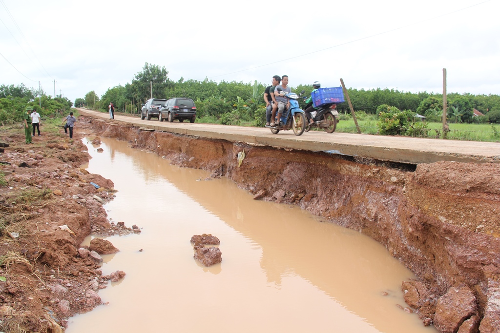Một tuyến giao thông tại xã Cư Kbang bị sạt lở do mưa lũ