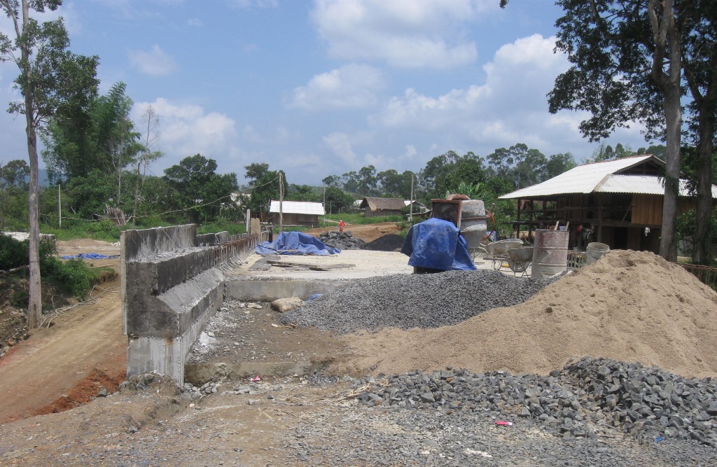 Một công trình giao thông đang xây dựng tại xã Ea Bung, huyện Ea Súp (ảnh tư liệu)