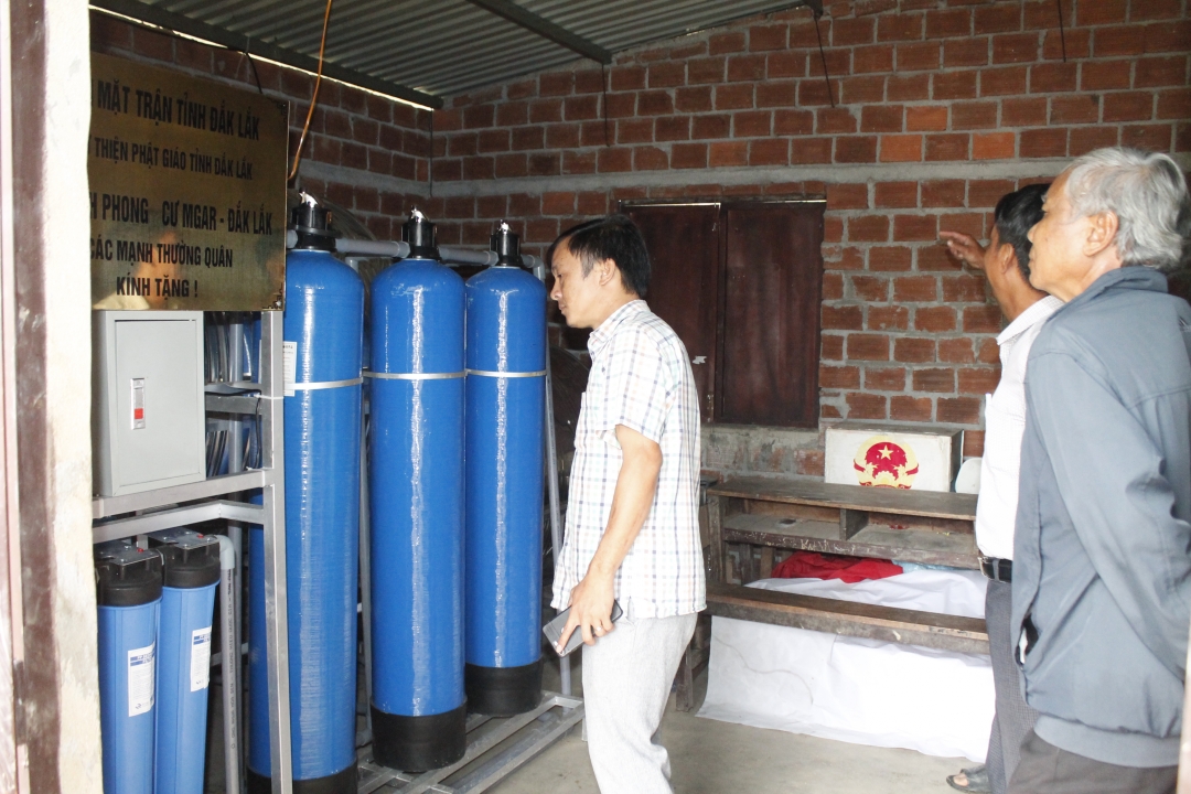 Hệ thống lọc nước ở buôn Yông Hăt bảo đảm tiêu chuẩn nước sạch theo quy định.   