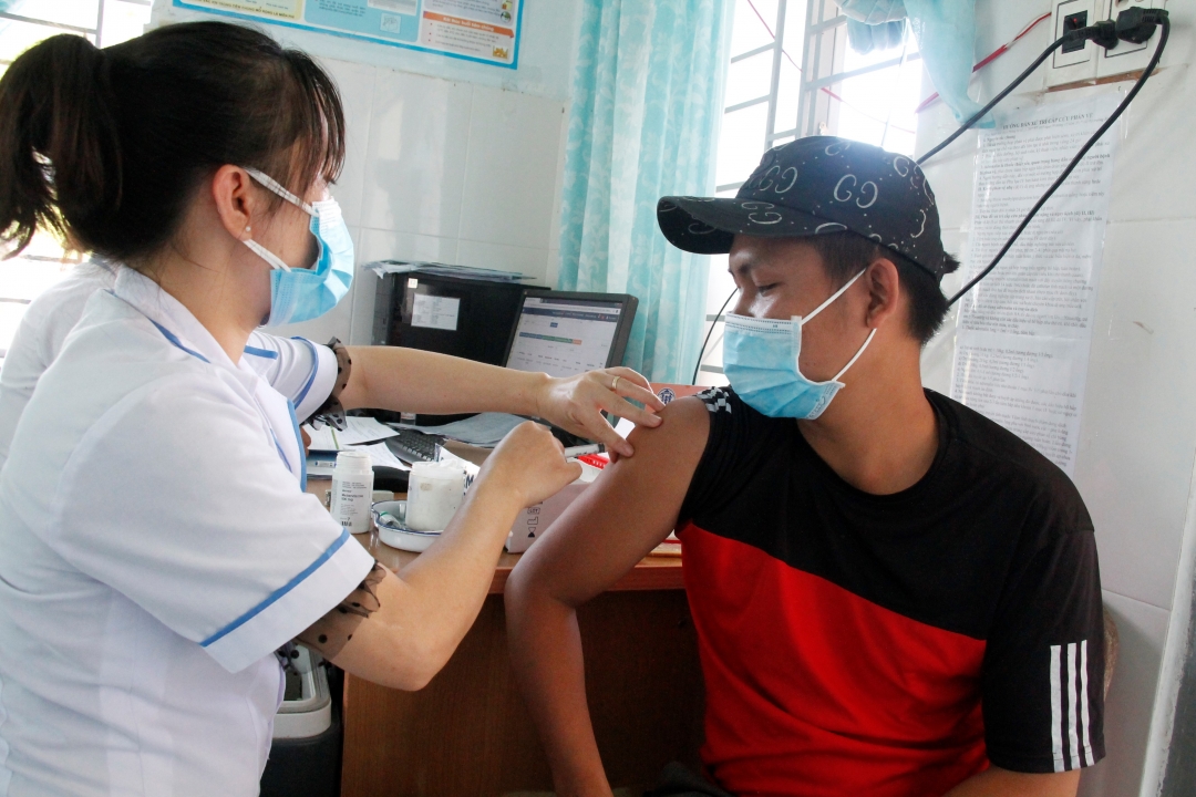Tiêm vắc xin phòng bệnh bạch hầu cho người dân xã Cư Prao, huyện M'Đrắk