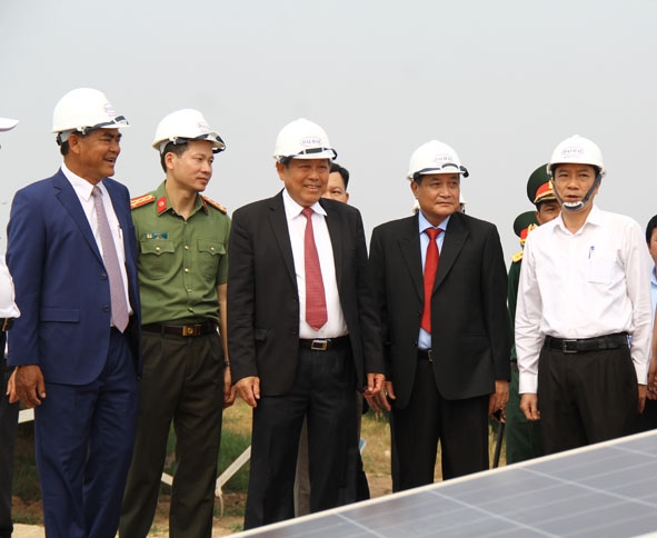  Phó Thủ tướng Chính phủ Trương Hòa Bình (thứ ba từ trái sang) và các đồng chí lãnh đạo tỉnh thăm Nhà máy điện mặt trời Sê rê pốk
