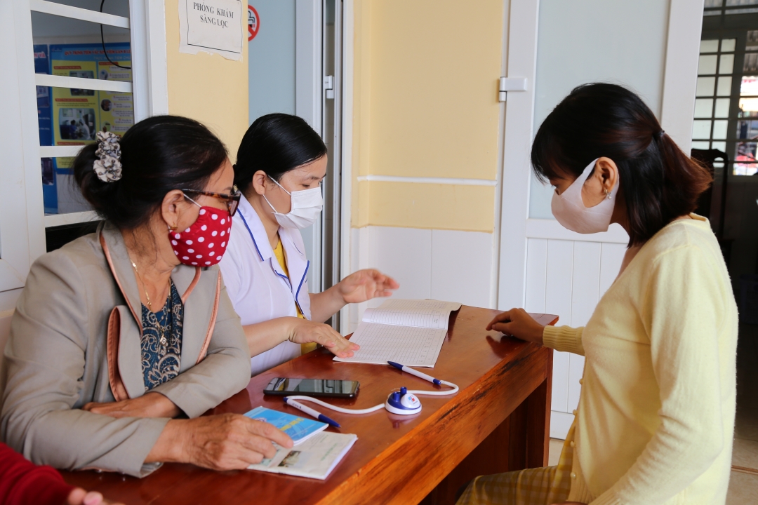 Cán bộ Trạm Y tế xã Ea Kao (TP. Buôn Ma Thuột) tư vấn sức khỏe sinh sản cho phụ nữ  trước khi mang thai.  Ảnh: Đình Thi