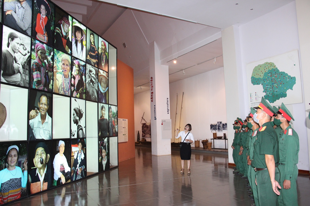 Các chiến sĩ tìm hiểu văn hóa các dân tộc tại Bảo tàng tỉnh