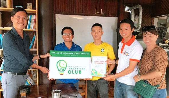 Giám đốc điều hành Vườn ươm Doanh nghiệp tỉnh Phan Thanh Tuấn (thứ 2 từ phải sang)  trao chứng nhận hoạt động cho Câu lạc bộ Khởi nghiệp huyện Krông Búk.