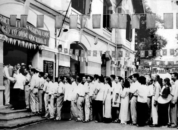 Nhân dân phố Lò Đúc, Hà Nội bỏ phiếu bầu cử đại biểu Quốc hội khóa II, ngày 8-5-1960.  Ảnh tư liệu