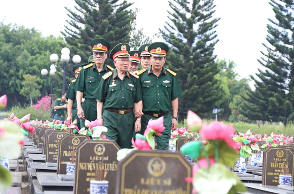 Trung tướng Khuất Duy Tiến (bìa trái) cùng lãnh đạo Bộ Quốc phòng thắp hương viếng các Anh hùng liệt sỹ tại Nghĩa trang Liệt sỹ tỉnh Gia Lai.