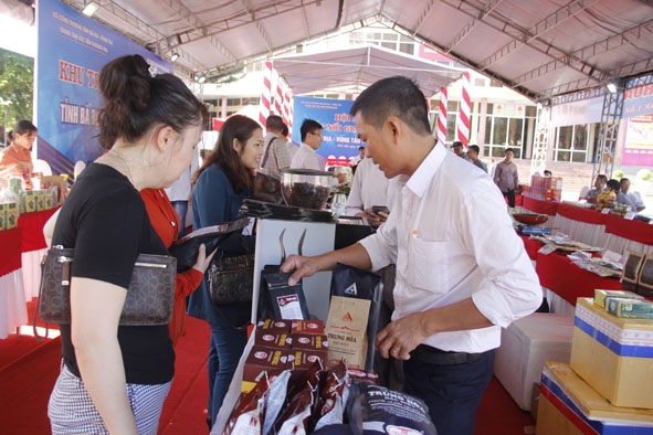Doanh nghiệp tỉnh Bà Rịa - Vũng Tàu quan tâm tìm hiểu sản phẩm của Công ty Cổ phần Sản xuất  cà phê bột Trung Hòa.  