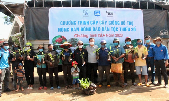 Simexco Đắk Lắk cấp cây giống cà phê cho nông dân buôn Yun và buôn Yoh (xã Dliê Ya, huyện Krông Năng).