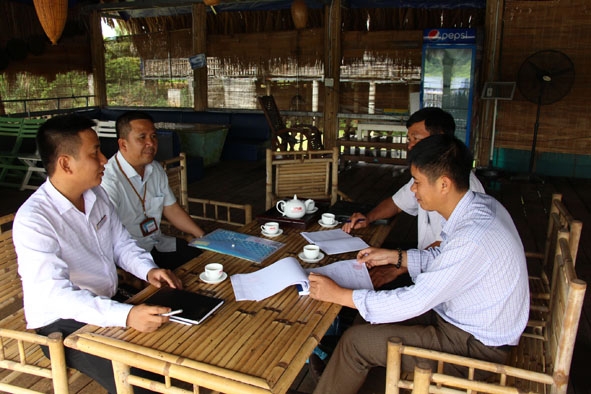 Cán bộ Chi cục Thuế khu vực Ea H’leo - Krông Búk hỗ trợ người nộp thuế trên địa bàn huyện Ea H'leo về chính sách thuế. 
