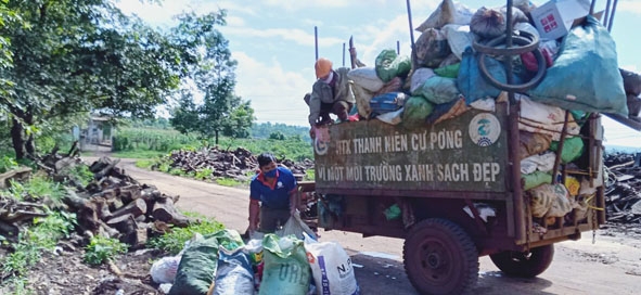 Xe thu gom rác thải của Hợp tác xã Thanh niên Cư Pơng.   