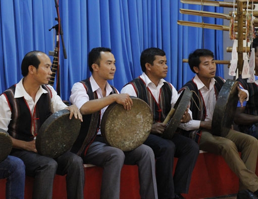 Các học viên lớp tập huấn “Xây dựng chương trình lễ hội và truyền dạy đánh chiêng, nhạc cụ dân tộc năm 2020” biểu diễn chiêng.