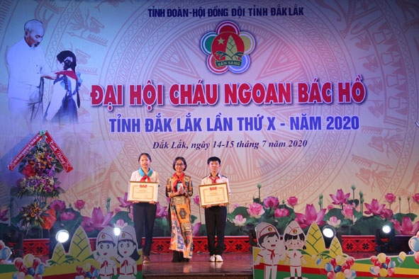Em Nguyễn Ngân Nhạn (bìa trái) nhận Giải thưởng Kim Đồng năm học 2019 - 2020  của Trung ương Đoàn TNCS Hồ Chí Minh trao tặng. 