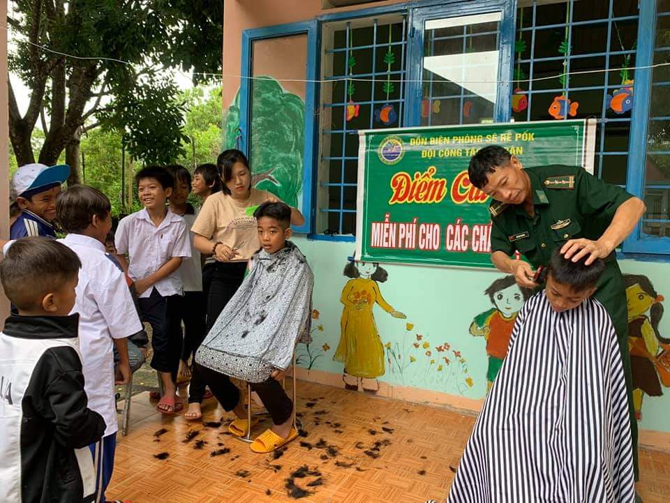 Tổ chức cắt tóc miễn phí cho học sinh