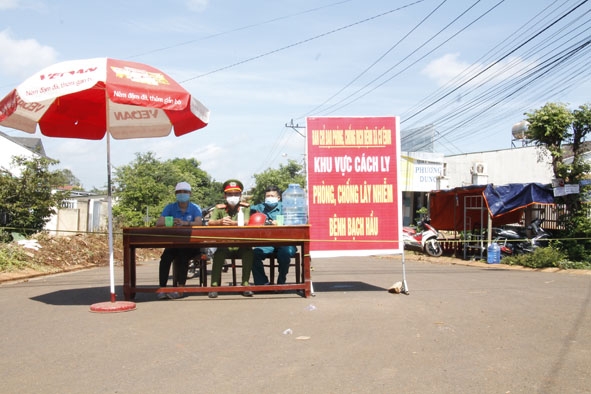 Chốt kiểm soát thực hiện cách ly y tế phòng chống dịch bạch hầu tại khu vực dân cư ở thôn 7, xã Cư Êbur.    