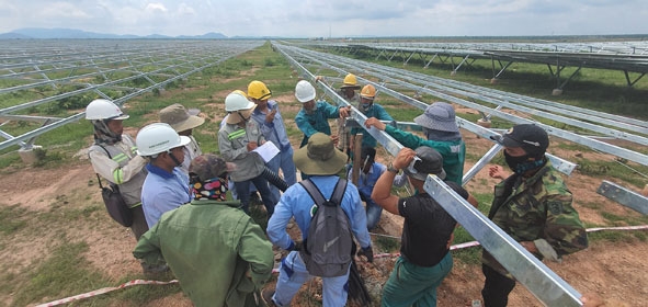 Thi công dự án điện mặt trời tại huyện Ea Súp của Tập đoàn Xuân Thiện. 