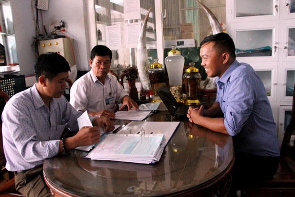 Cán bộ ngành thuế đối thoại, tháo gỡ vướng mắc tại trụ sở người nộp thuế ở huyện Ea H'leo.  