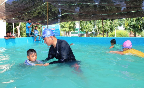 Giáo viên Trường THCS Ngô Mây hướng dẫn kỹ thuật bơi cho học sinh. 