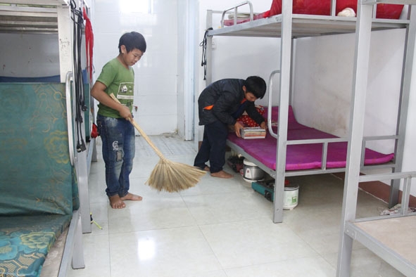 Học sinh Trường THCS Nguyễn Du (xã Đắk Nuê) dọn dẹp phòng bán trú chuẩn bị cho năm học mới.  