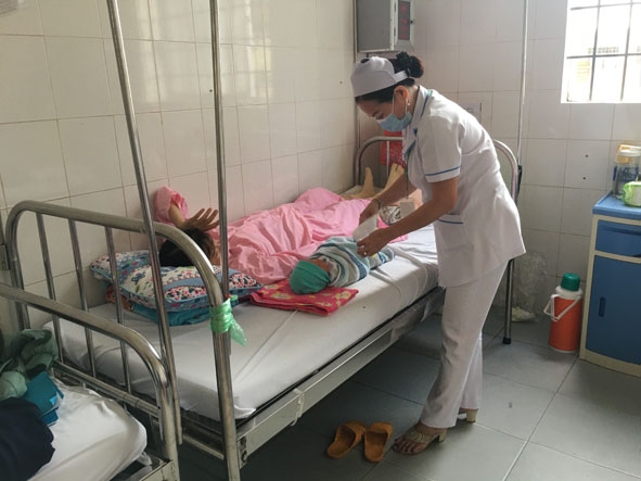 Nữ hộ sinh Khoa Chăm sóc sức khỏe sinh sản (Trung tâm Y tế huyện M’Drắk)  chăm sóc sản phụ.  