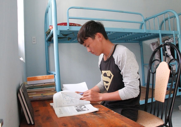 Góc học tập tại nhà bán trú của học sinh Trường THCS Lê Lợi (xã Đắk Phơi). 