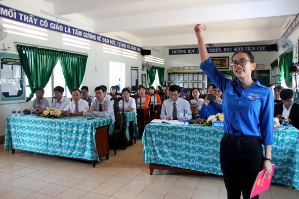 Đảng viên mới Dương Trần Hương Giang ( học sinh lớp 12A1) tuyên thệ tại Lễ kết nạp đảng viên  của Chi bộ Trường THPT Quang Trung.