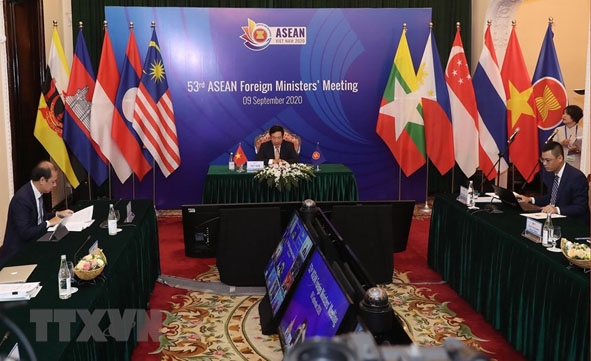 Phó Thủ tướng, Bộ trưởng Ngoại giao Phạm Bình Minh chủ trì Hội nghị Bộ trưởng Ngoại giao ASEAN lần thứ 53.  Ảnh: TTXVN