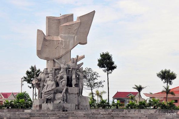 Tượng đài Xô viết Nghệ Tĩnh tại thị trấn Nghèn (huyện Can Lộc, tỉnh Hà Tĩnh).    Ảnh: Báo Nghệ An