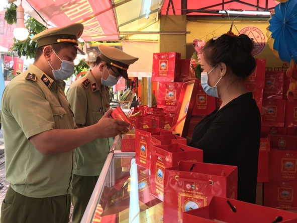 Cục Quản lý thị trường Đắk Lắk kiểm tra việc bày bán bánh trung thu đoạn đường Lê Thánh Tông.  