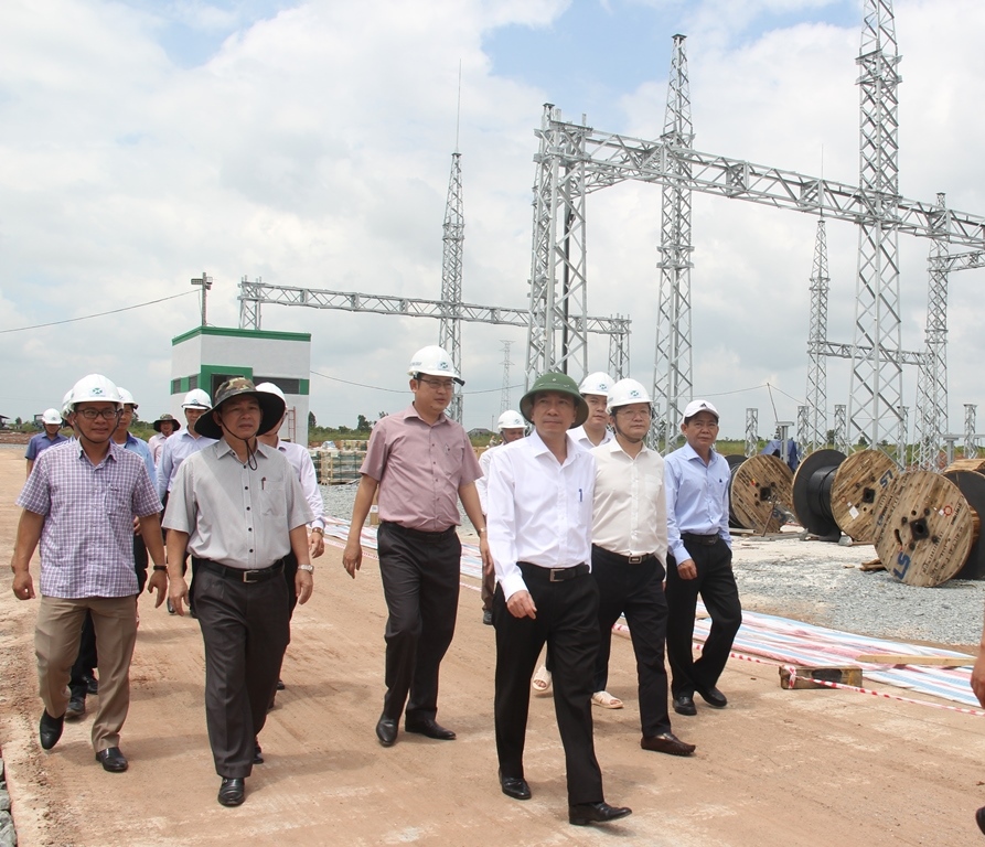 Chủ tịch UBND tỉnh Phạm Ngọc Nghị (người đi đầu) thị sát các hạng mục, công trình của cụm nhà máy điện mặt trời Xuân Thiện - Ea Súp