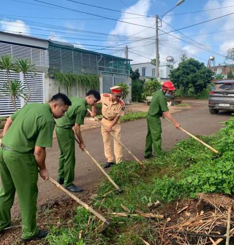 Lực lượng thanh niên huyện Krông Pắc vệ sinh các tuyến đường tại thị trấn Phước An