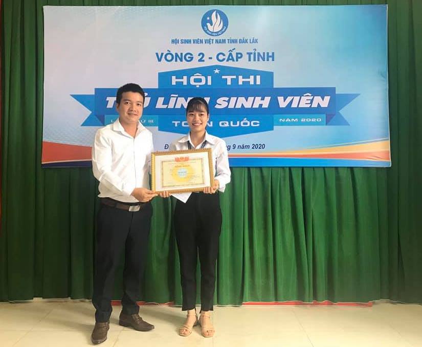Đại diện Hội Sinh viên Việt Nam tỉnh trao giải Nhất cho