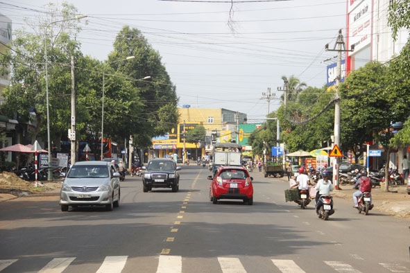 Nhiều cửa hàng, cửa hiệu mọc lên dọc Tỉnh lộ 8 qua thị trấn Quảng Phú. 