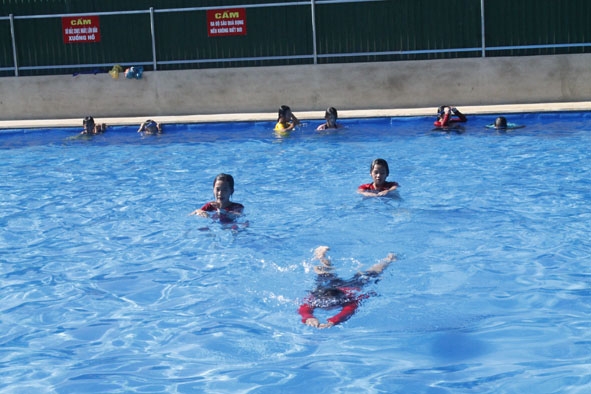 Các em thiếu nhi ở xã Bình Thuận thành thục kỹ thuật bơi sau khi tham gia lớp học. 