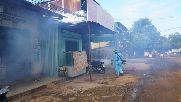 Phun hóa chất tại xã Quảng Tiến (huyện Cư M'gar) để ngăn chặn sốt xuất huyết kịp thời, không để lan rộng.  								 Ảnh: Quang Nhật