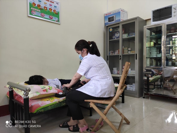 Cán bộ y tế Trường Tiểu học dân lập Nguyễn Bỉnh Khiêm (TP. Buôn Ma Thuột) kiểm tra sức khỏe cho học sinh.