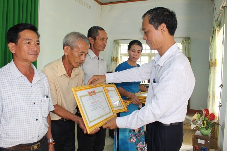 Đại diện Hội Nông dân tỉnh tặng giấy khen cho các tập thể 