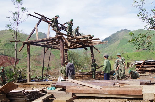 Cán bộ, chiến sĩ lực lượng vũ trang tỉnh giúp người dân huyện Krông Bông khắc phục hậu quả thiên tai. 