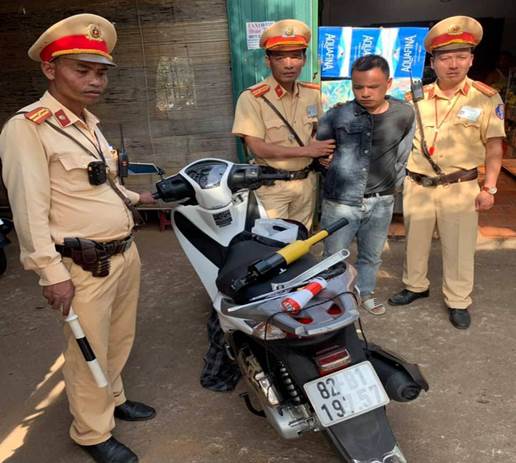 Trạm Cảnh sát giao thông Krông Búk bắt đối tượng trộm cắp xe máy tại tỉnh Kon Tum đang trên đường đưa đi tiêu thụ.