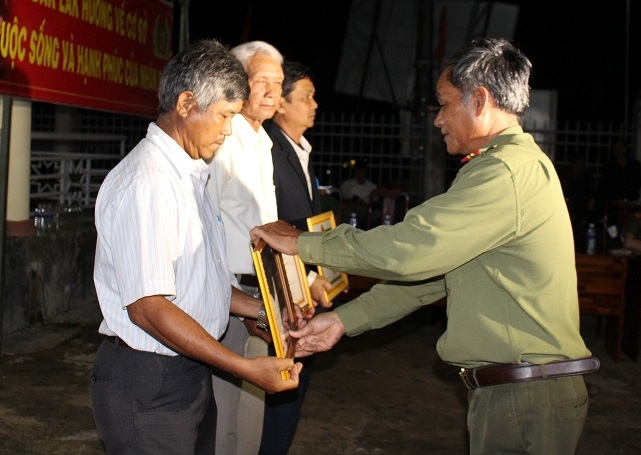 Đại diện lãnh đạo Công an huyện Lắ k trao giấy khen cho các tập thể và cá nhân đạt thành tích trong 