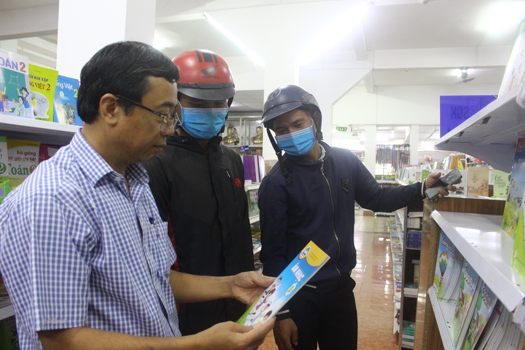 Giám đốc Công ty CP Sách - Thiết bị trường học Đắk Lắk Trương Văn Băng thông tin, hướng dẫn phụ huynh mua sách giáo khoa lớp 1.