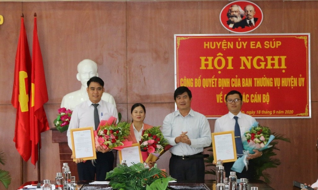 Bí thư Huyện ủy Ea Súp Nguyễn Thiên Văn trao quyết định cho các cán bộ