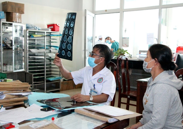 Thạc sĩ, bác sĩ chuyên khoa II Trịnh Hồng Nhựt trao đổi với thân nhân người bệnh về tình trạng bệnh và hướng điều trị cho bệnh nhân. 