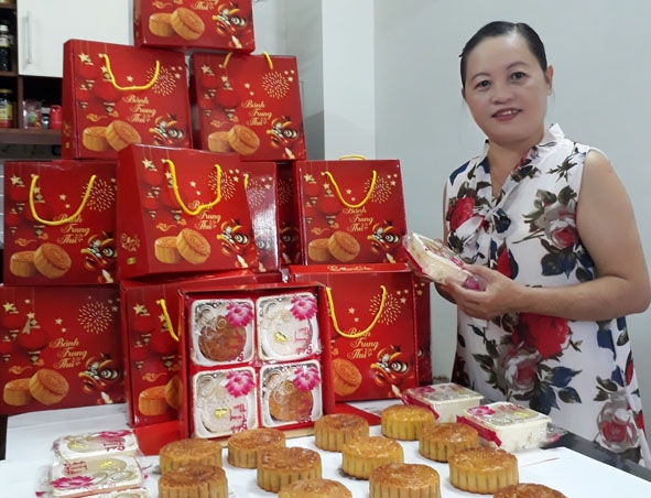 Chị Nguyễn Thị Kim Cúc (TP. Buôn Ma Thuột) đóng gói bánh trung thu để giao  cho khách hàng. 