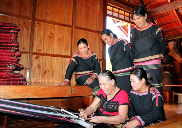 Tổ hợp tác dệt thổ cẩm buôn M'Oa (xã Cư Huê) góp phần giữ gìn, phát huy nghề dệt truyền thống của đồng bào dân tộc Êđê. 